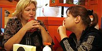 Шла Саша по кафе