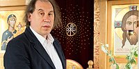 Зачем на крыше театра построили храм