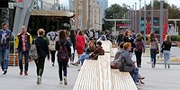 Он всех строит