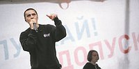 Поющие на митинге