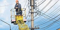 К проводам припаяют плату