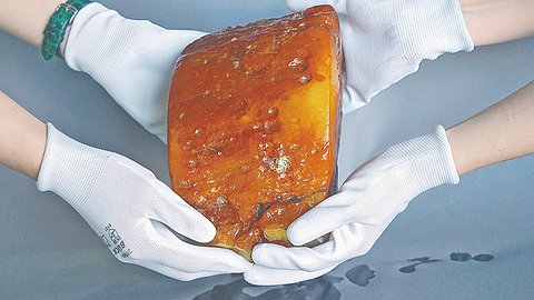 Маркировка добралась до ископаемой смолы